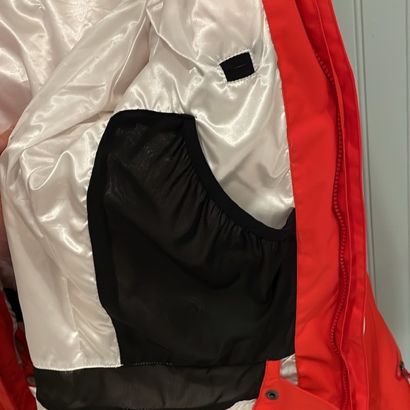 Gorgeous mountain hardwear two layer coat - Picture 8 of 17